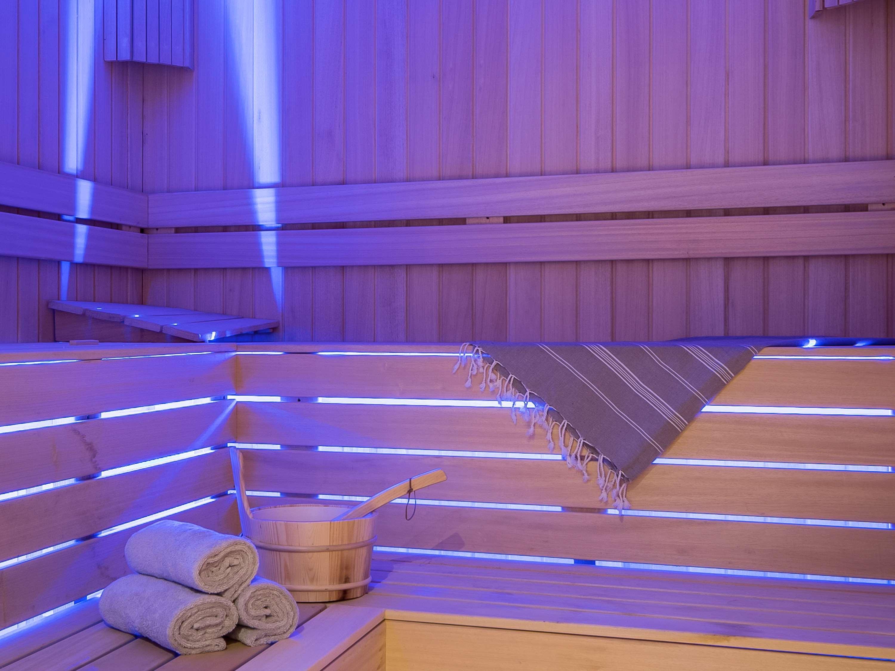 Novotel Istanbul Bosphorus Hotel Esterno foto A modern Finnish sauna
