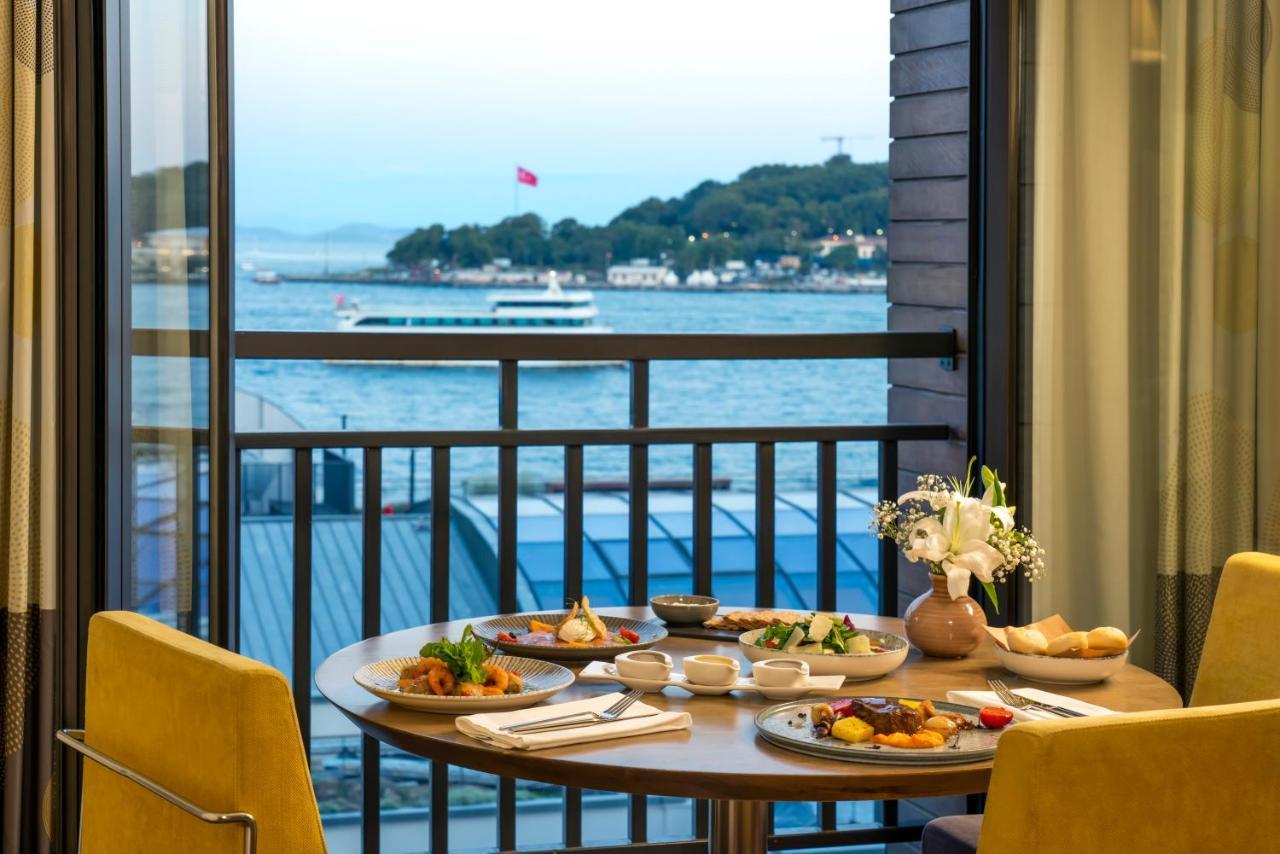 Novotel Istanbul Bosphorus Hotel Esterno foto A view of the Bay of Naples from the hotel