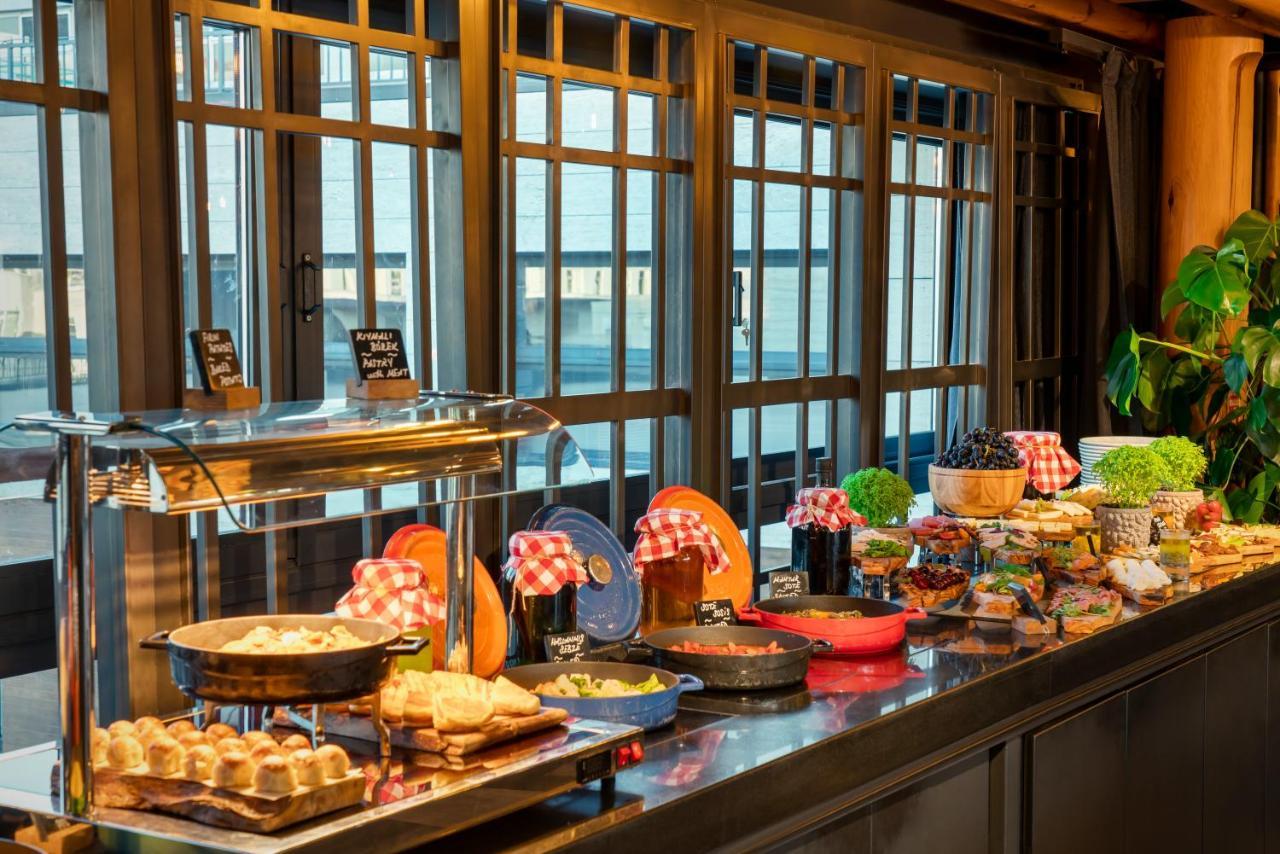 Novotel Istanbul Bosphorus Hotel Esterno foto A buffet at a restaurant
