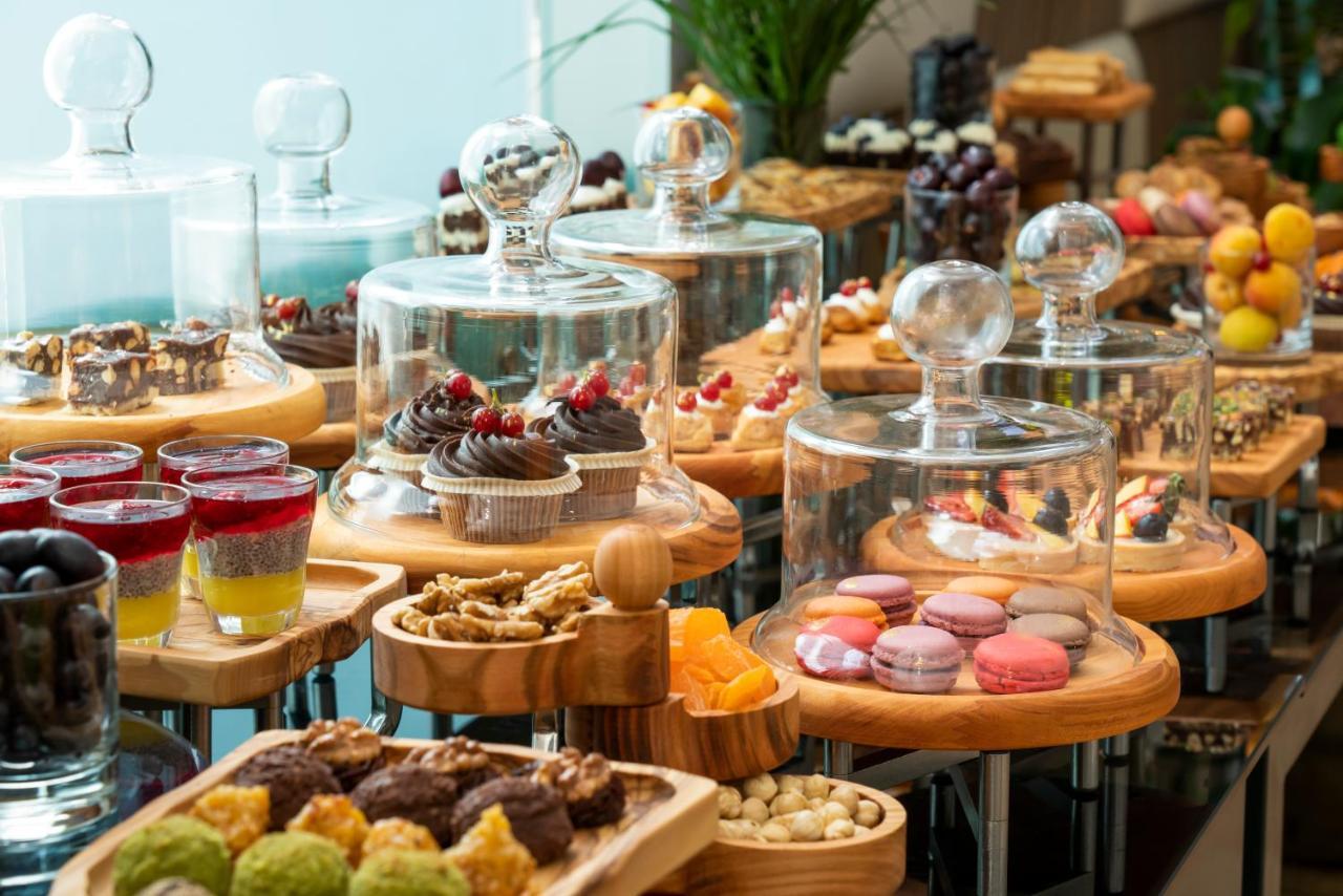 Novotel Istanbul Bosphorus Hotel Esterno foto A dessert buffet