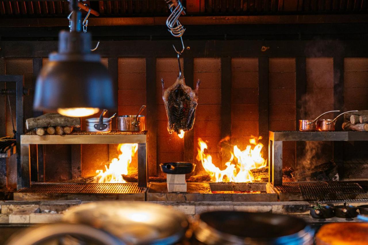 Novotel Istanbul Bosphorus Hotel Esterno foto A duck being roasted over a wood-burning grill
