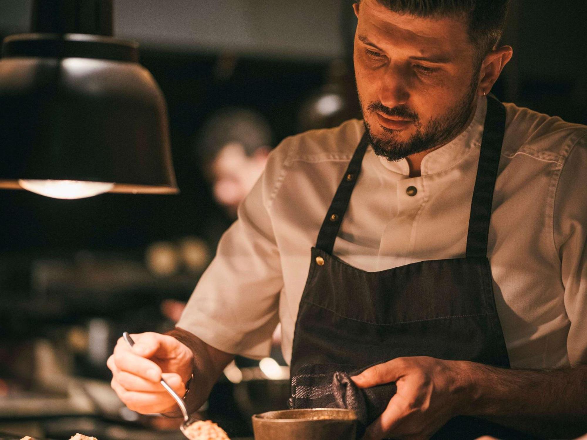 Novotel Istanbul Bosphorus Hotel Esterno foto Chef preparing a dish