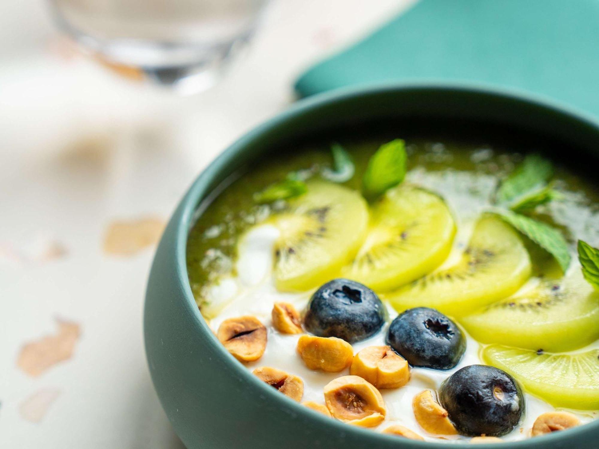 Novotel Istanbul Bosphorus Hotel Esterno foto A smoothie bowl with kiwi, blueberries and nuts