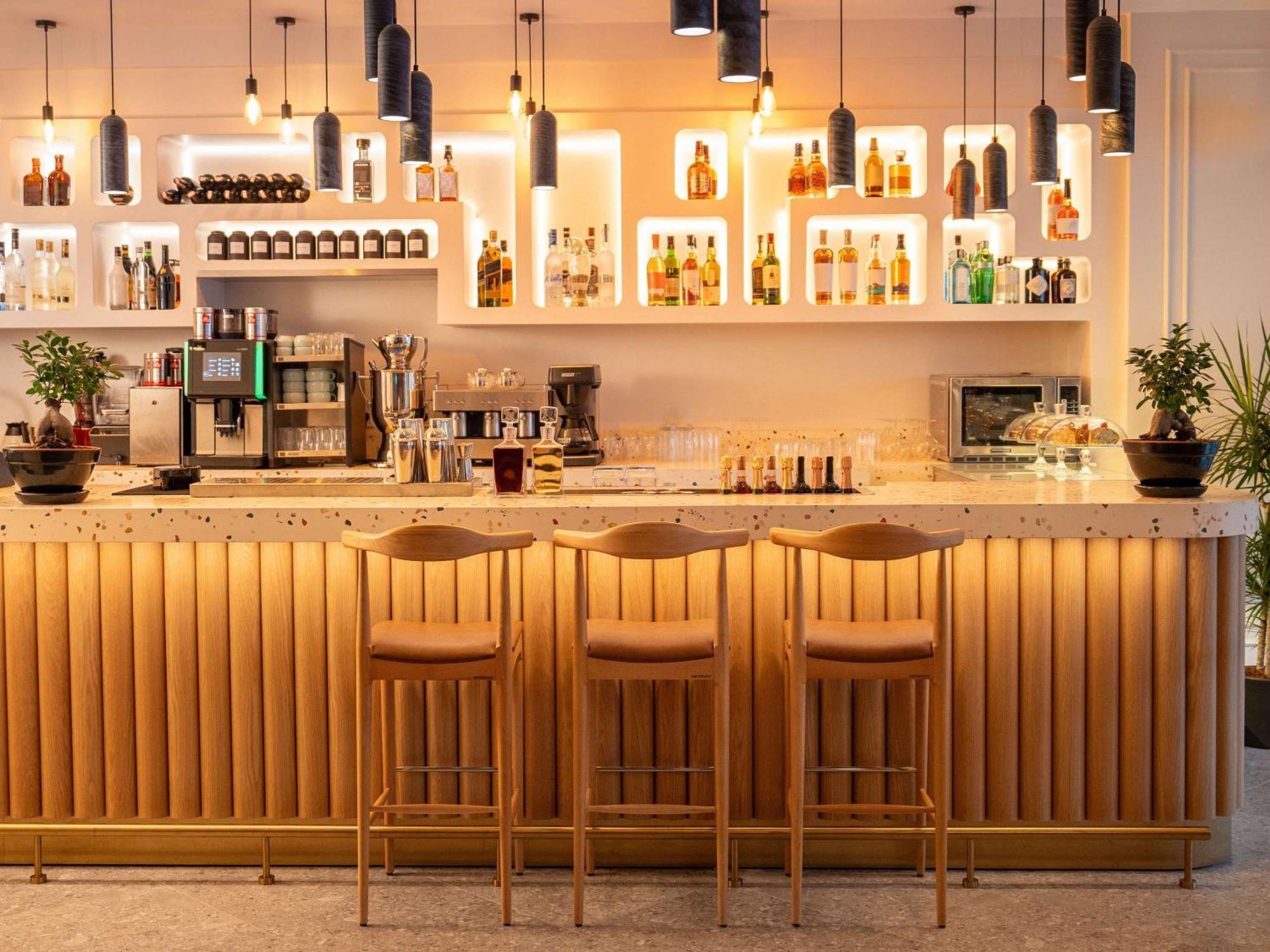 Novotel Istanbul Bosphorus Hotel Esterno foto The bar at the hotel