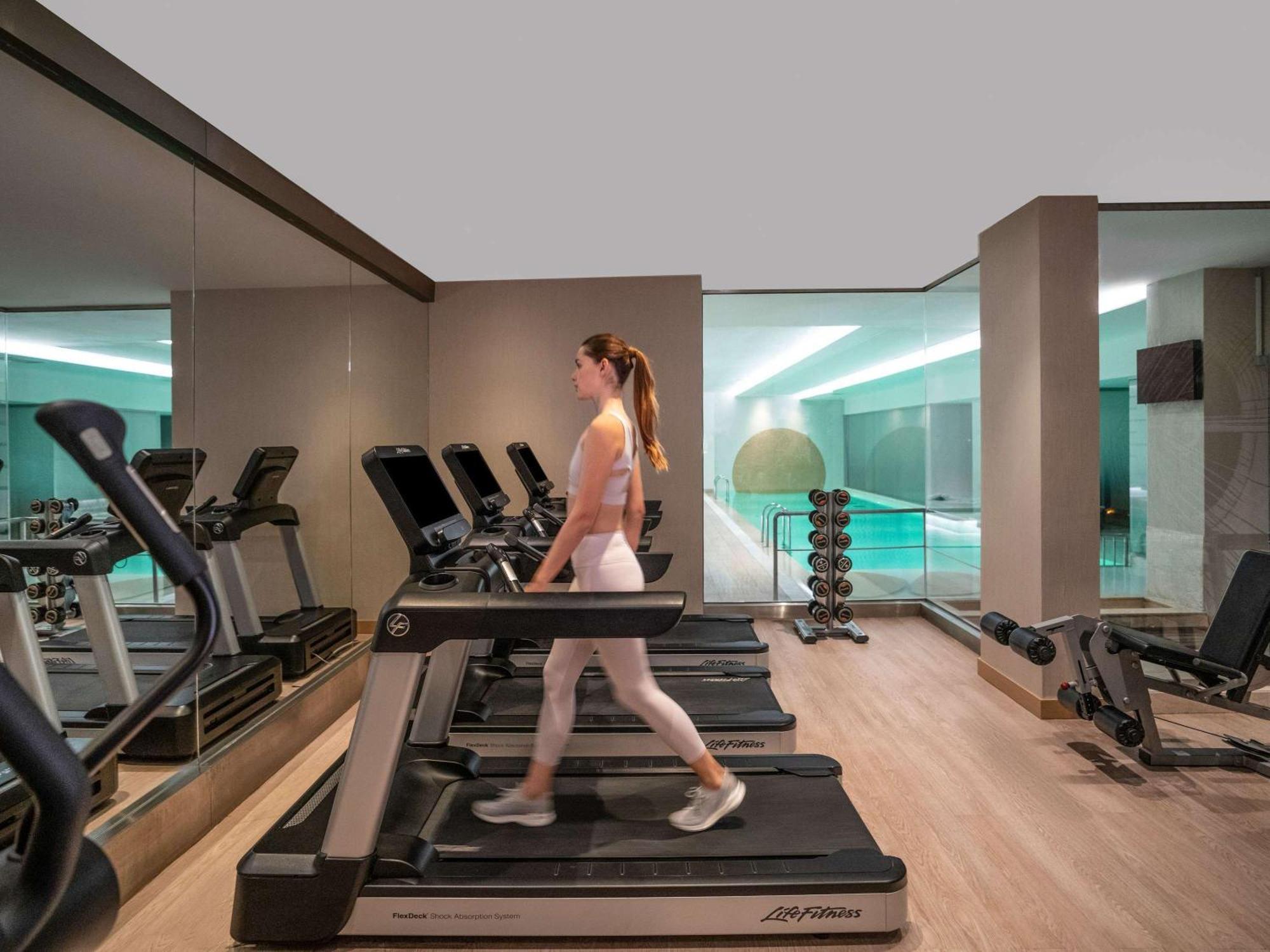 Novotel Istanbul Bosphorus Hotel Esterno foto The gym at the hotel