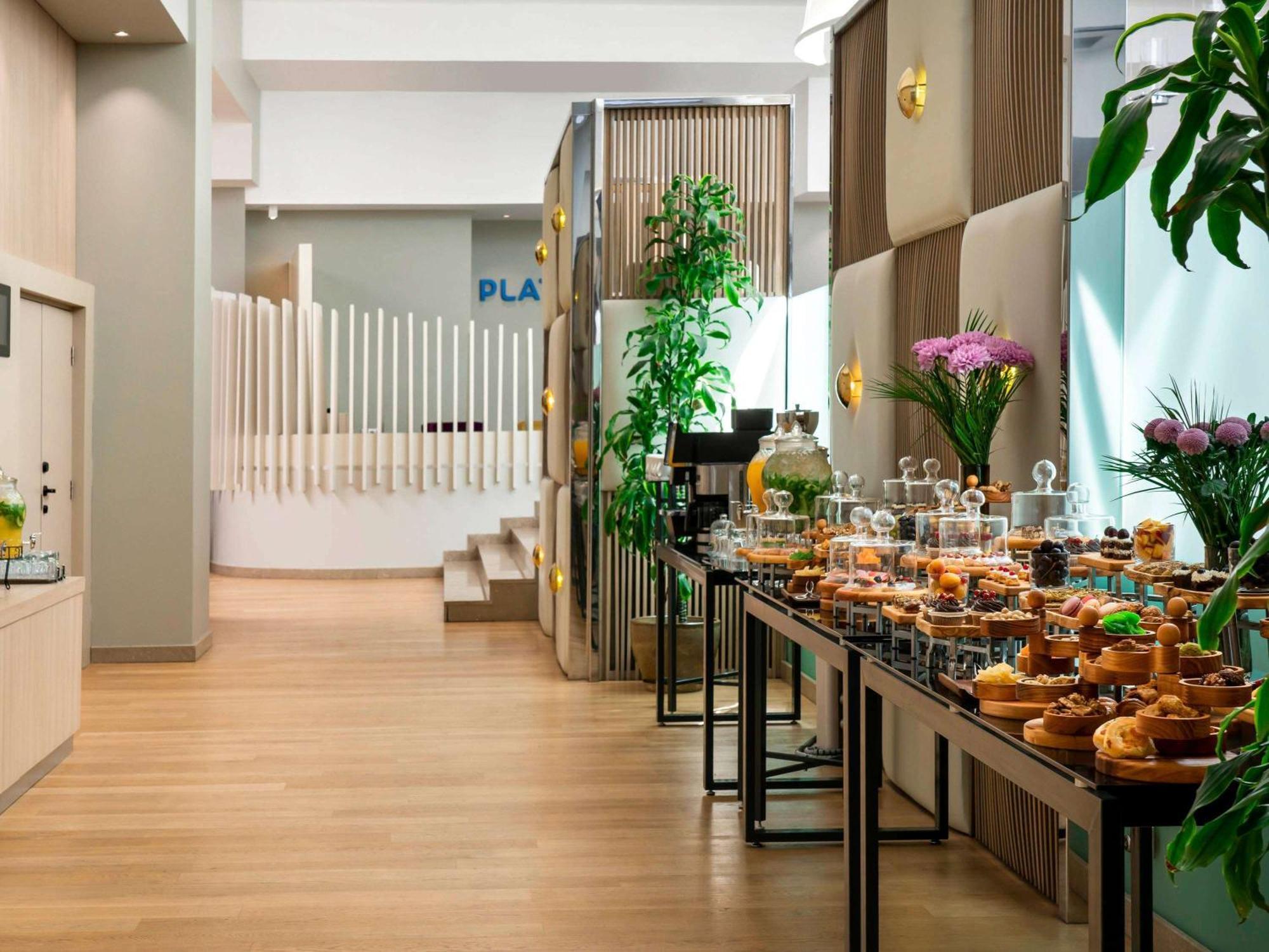 Novotel Istanbul Bosphorus Hotel Esterno foto The Plaza Business Club at London Heathrow Airport