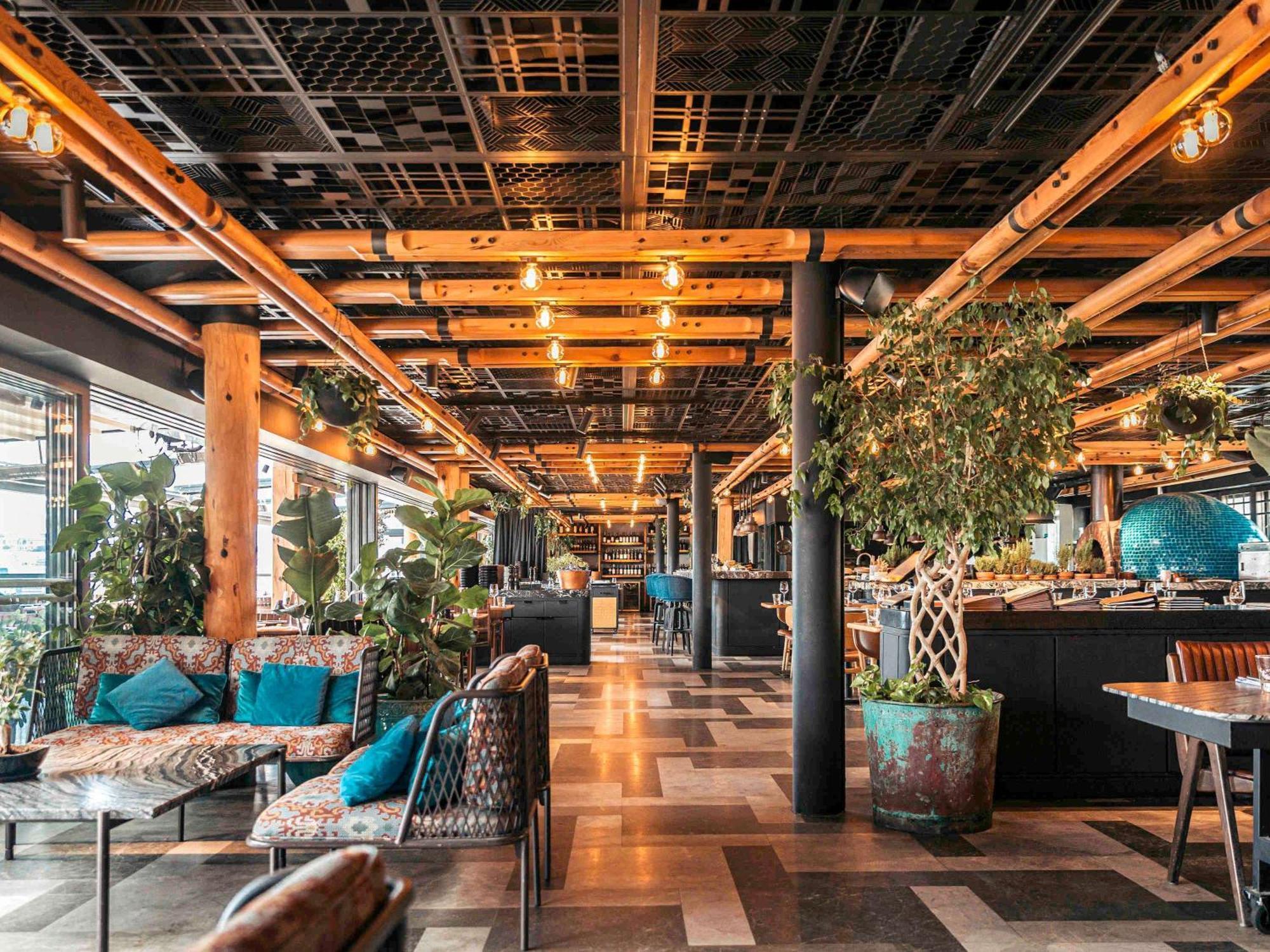 Novotel Istanbul Bosphorus Hotel Esterno foto The interior of the restaurant