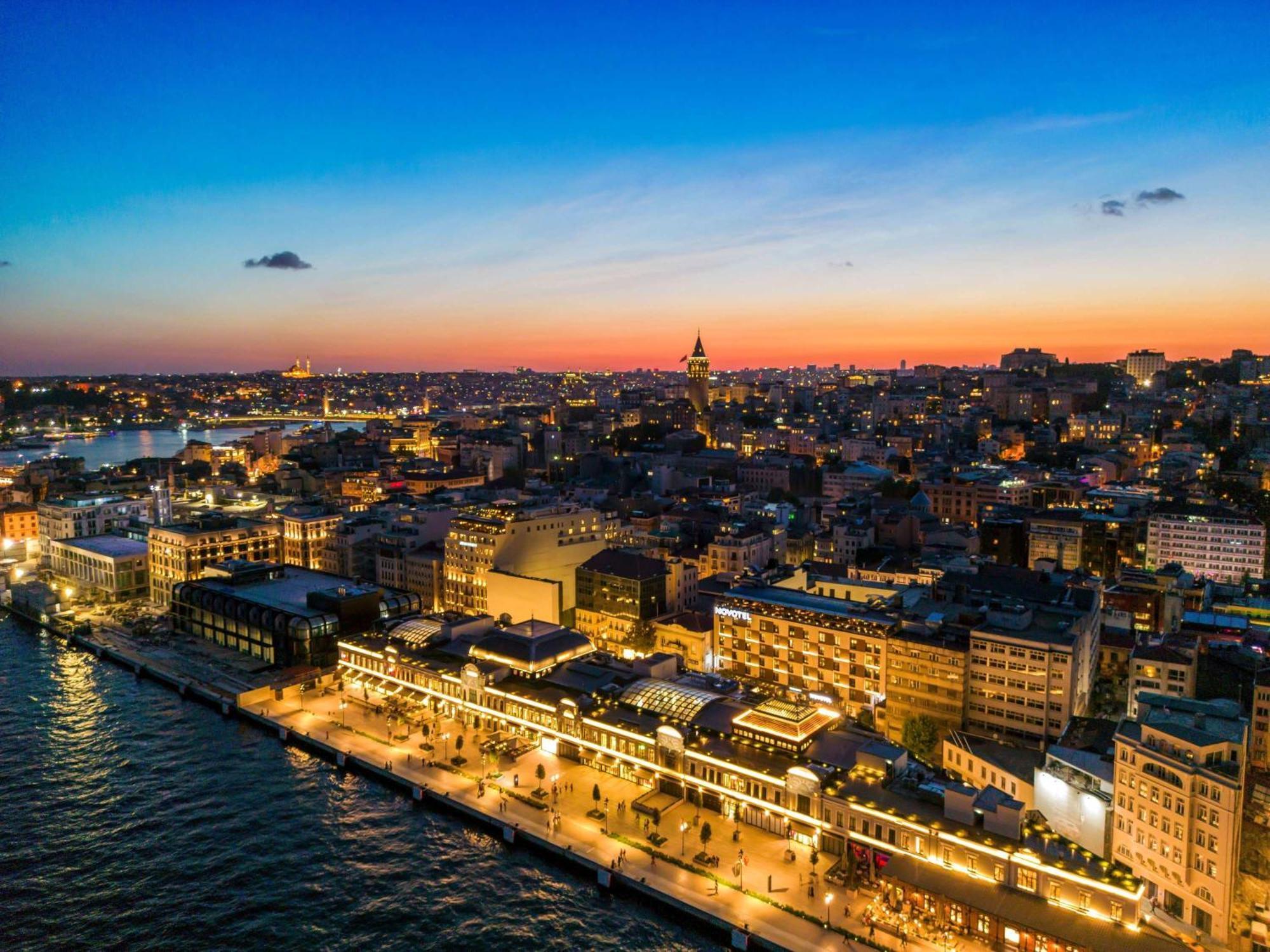Novotel Istanbul Bosphorus Hotel Esterno foto The port of Piraeus at night
