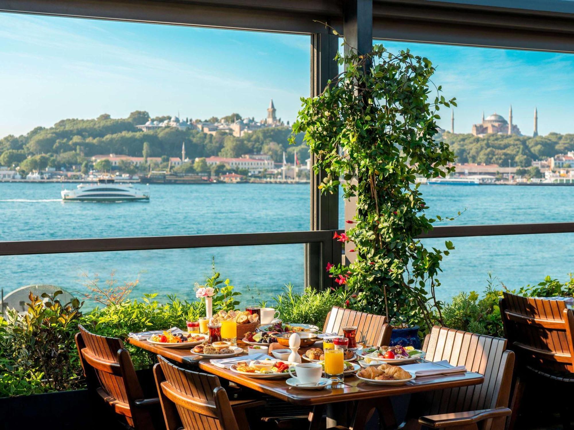 Novotel Istanbul Bosphorus Hotel Esterno foto Breakfast at the Four Seasons Hotel Istanbul